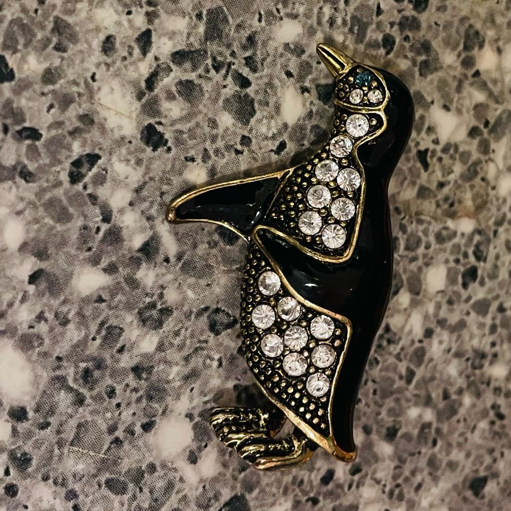 Vintage Elegant Penguin Brooch Pin with rhinestones cute winter animal jewelry